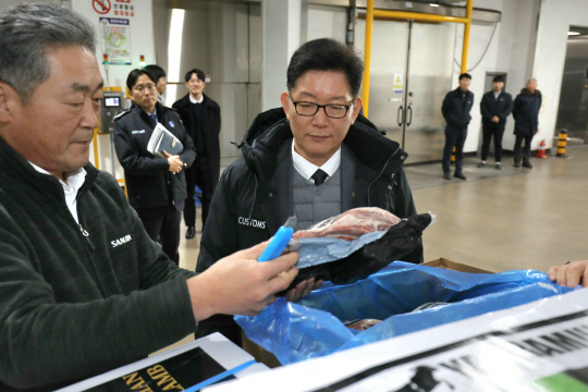 고광효 관세청장이 22일 경기 광주 소재 삼진냉장 창고를 방문해 축산물 통관 현장을 점검하고 있다. [관세청 제공]